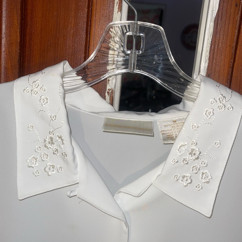 Christie & Jill Brand White with Embroidered Collar Blouse.  Size 18 - Picture 3 of 6